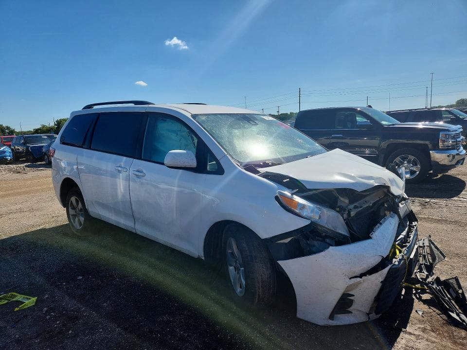 2018 TOYOTA SIENNA LE 4
