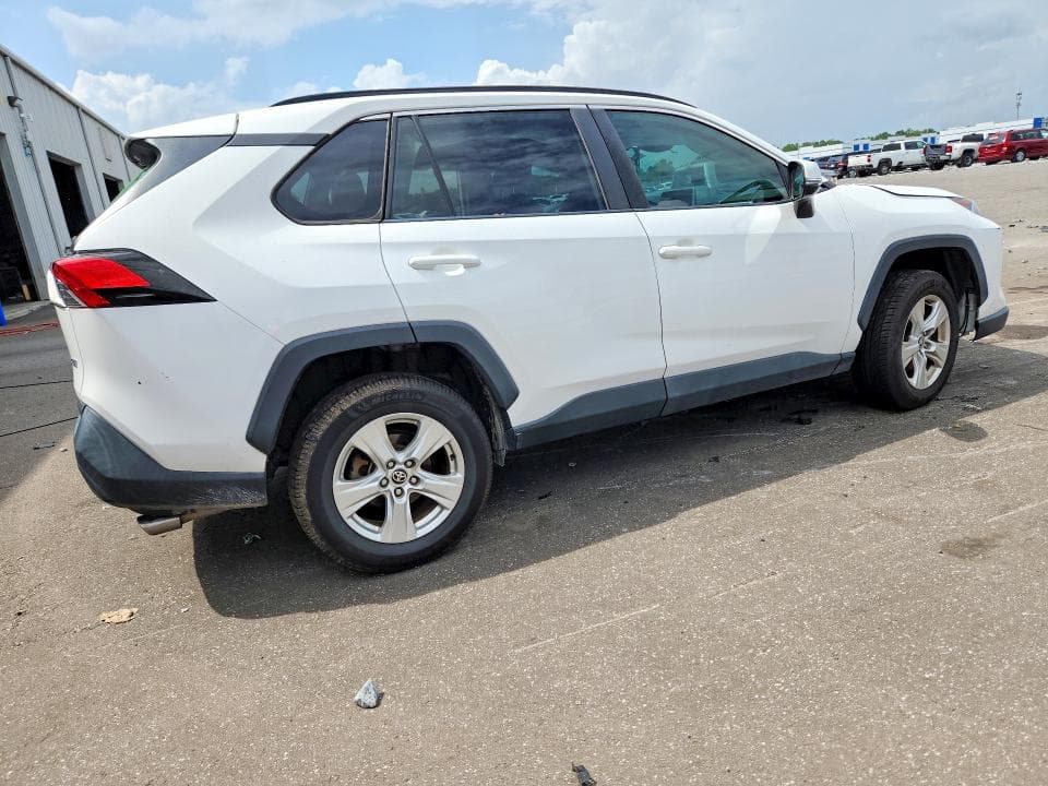 2021 TOYOTA RAV4 XLE 3
