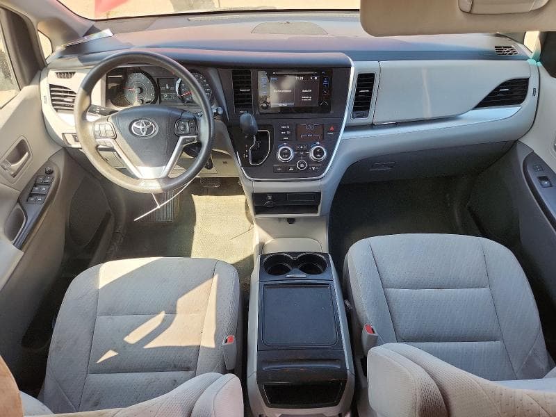 2017 TOYOTA SIENNA LE 8