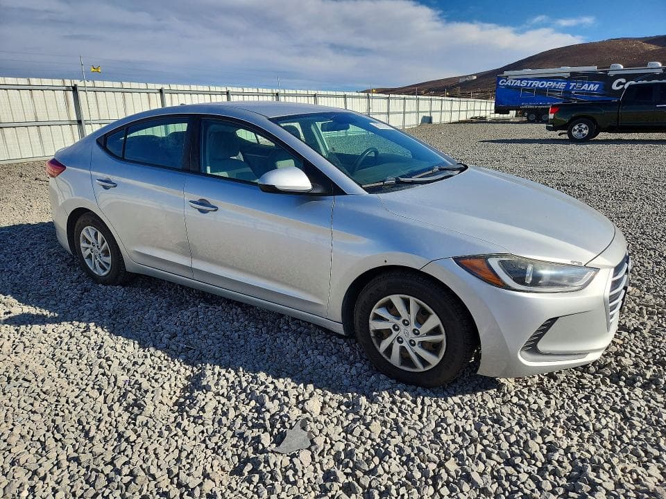 2017 HYUNDAI ELANTRA SE 4
