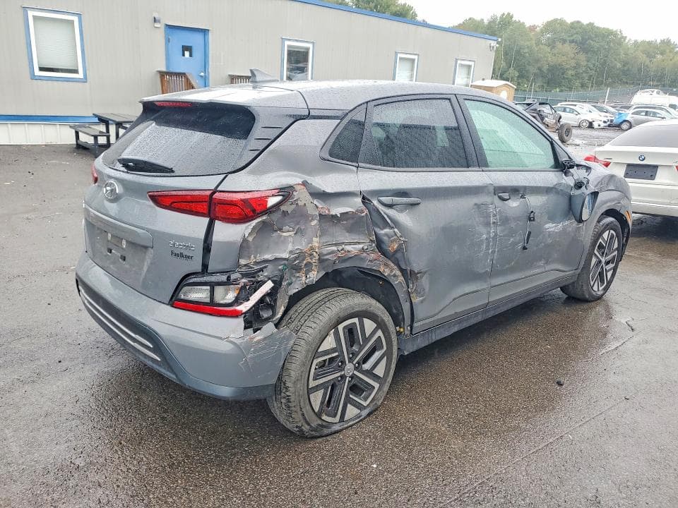 2023 HYUNDAI KONA SE 3
