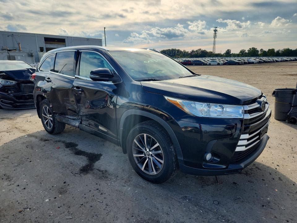 2017 TOYOTA HIGHLANDER XLE 4