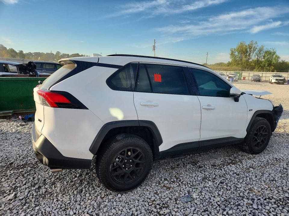 2024 TOYOTA RAV4 XLE 3