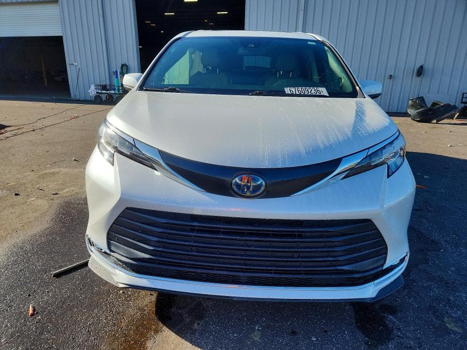 2023 TOYOTA SIENNA XLE 5