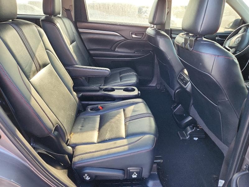 2019 TOYOTA HIGHLANDER SE 11