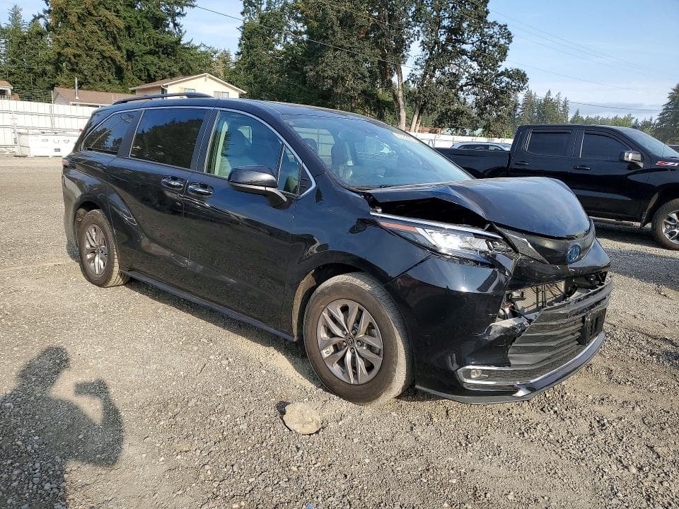 2023 TOYOTA SIENNA XLE 4