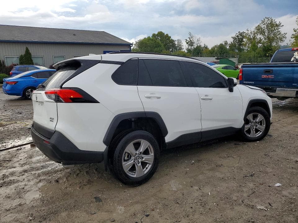 2025 TOYOTA RAV4 XLE 3