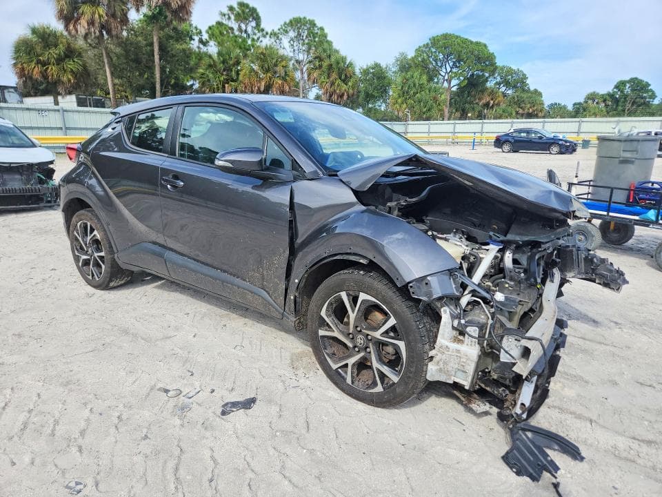 2021 TOYOTA C-HR XLE 4