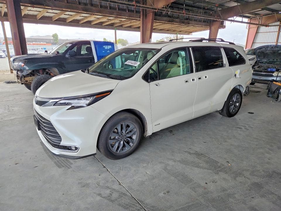 2021 TOYOTA SIENNA XLE