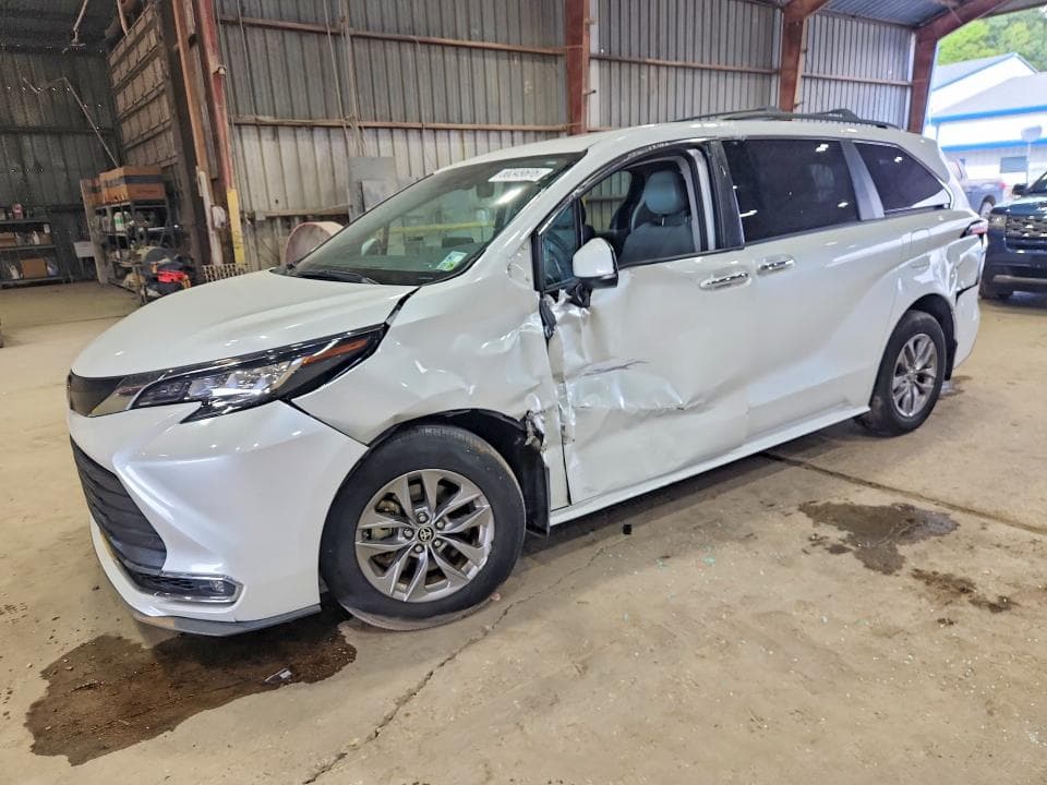 2022 TOYOTA SIENNA XLE