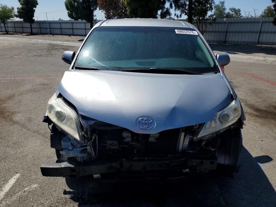 2017 TOYOTA SIENNA LE 5