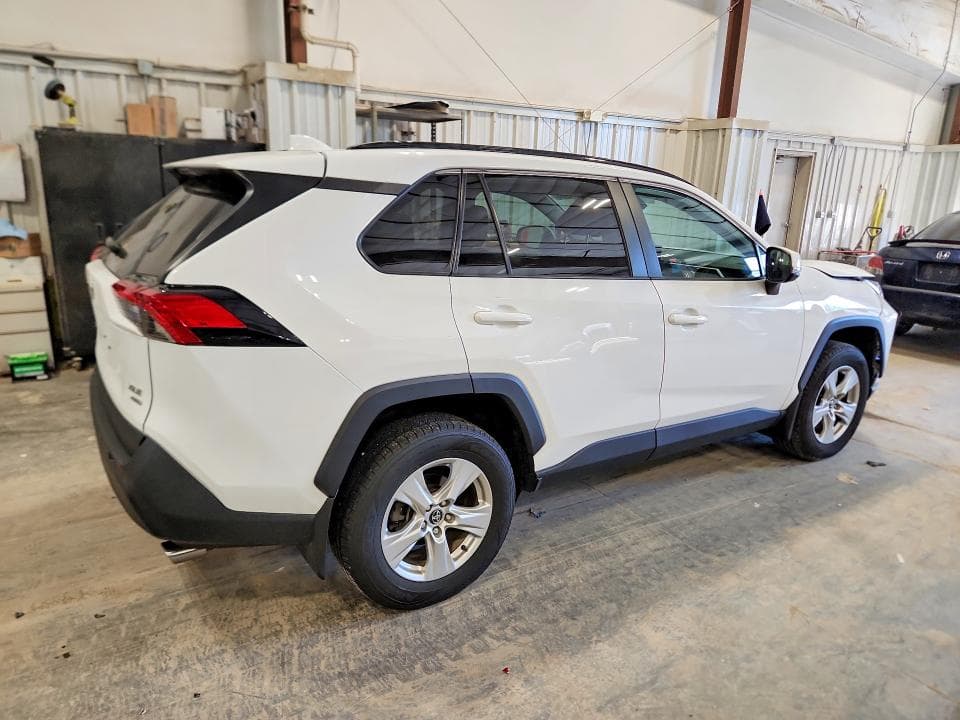 2020 TOYOTA RAV4 XLE 3