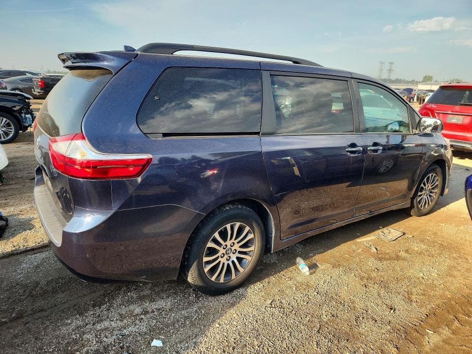 2019 TOYOTA SIENNA XLE 8-PASSENGER 3