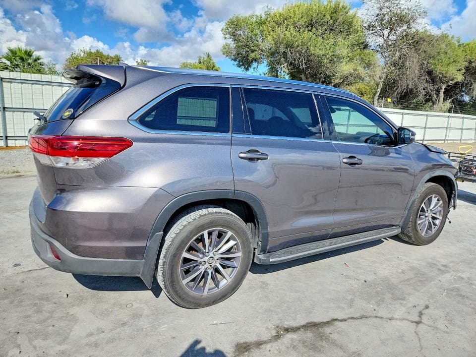 2017 TOYOTA HIGHLANDER XLE 3