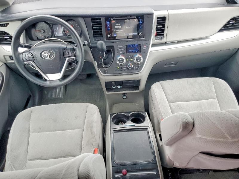 2017 TOYOTA SIENNA LE 8