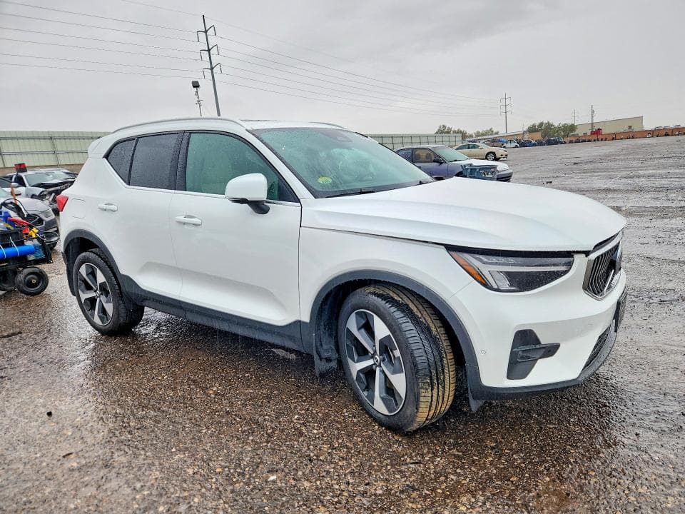2025 VOLVO XC40 PLUS 4