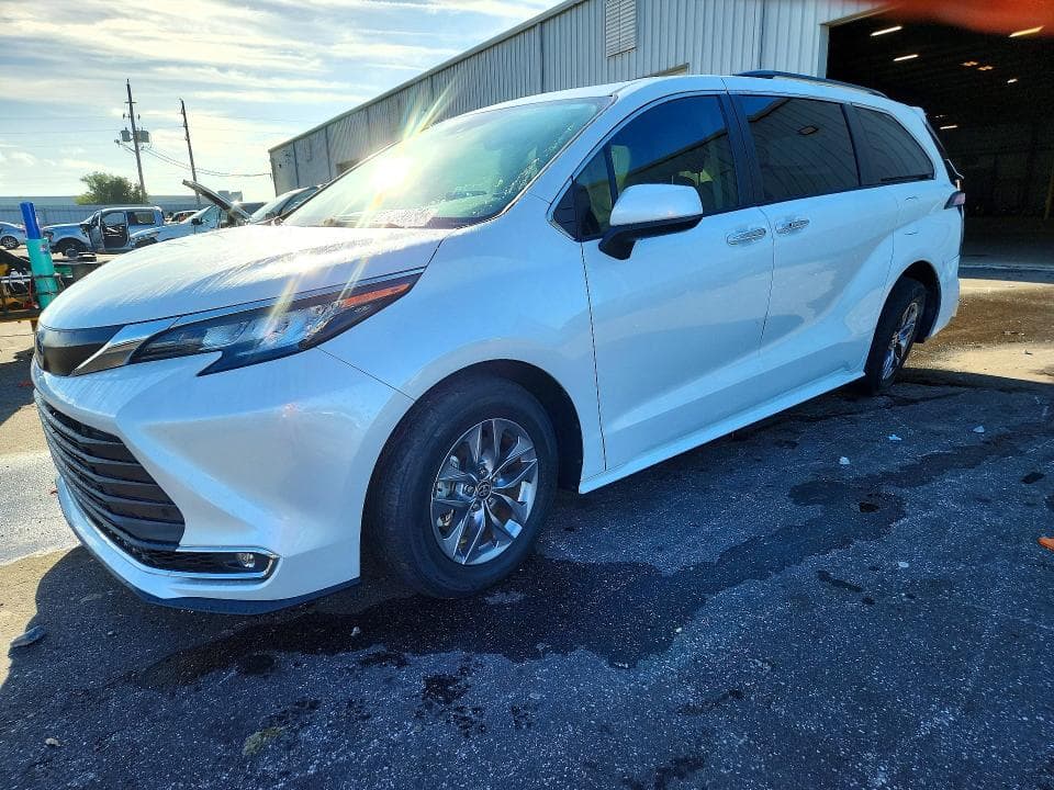 2023 TOYOTA SIENNA XLE - 1