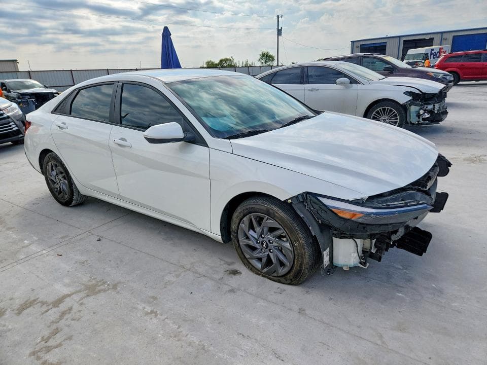 2024 HYUNDAI ELANTRA SEL 4
