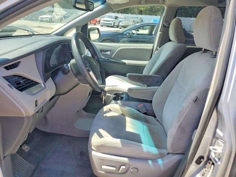 2017 TOYOTA SIENNA LE 7