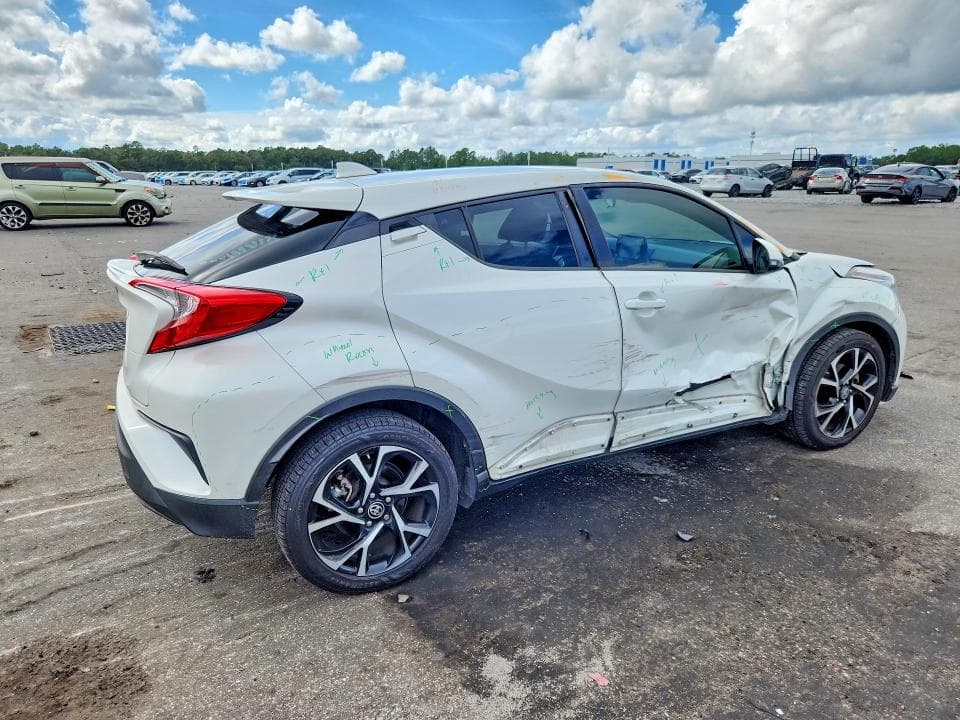 2020 TOYOTA C-HR XLE 3