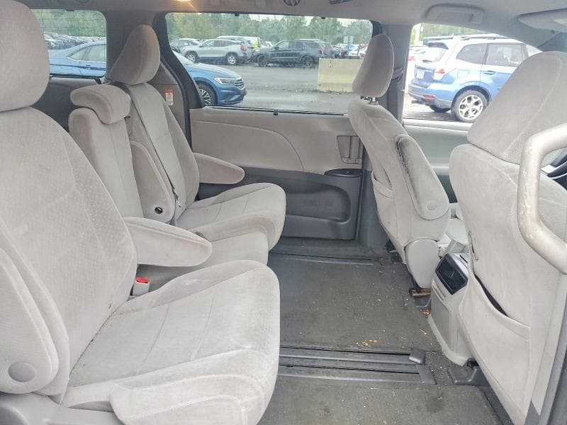 2017 TOYOTA SIENNA LE 11