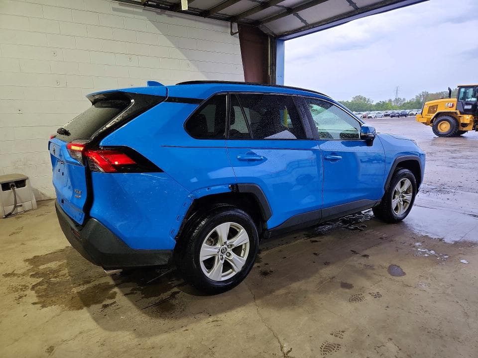 2019 TOYOTA RAV4 XLE 3