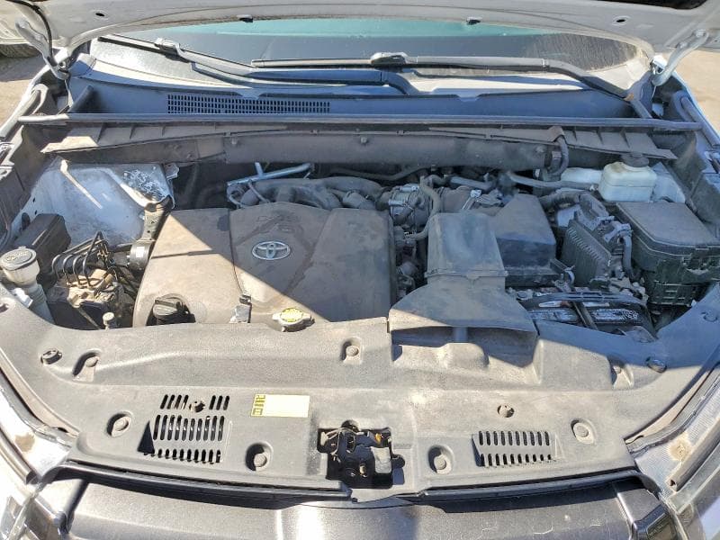 2017 TOYOTA HIGHLANDER SE 12