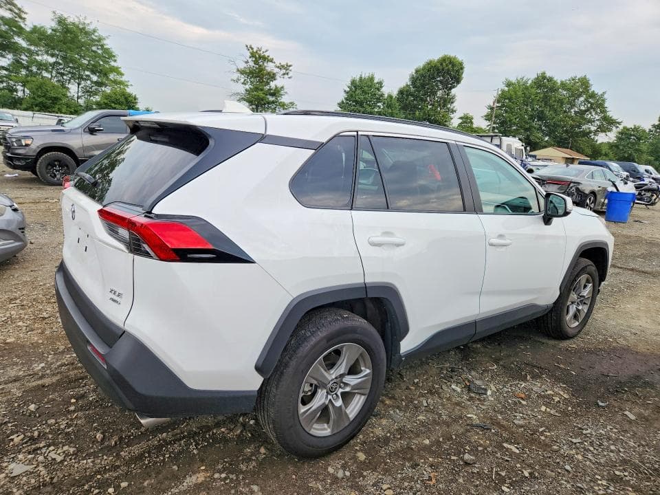 2025 TOYOTA RAV4 XLE 3