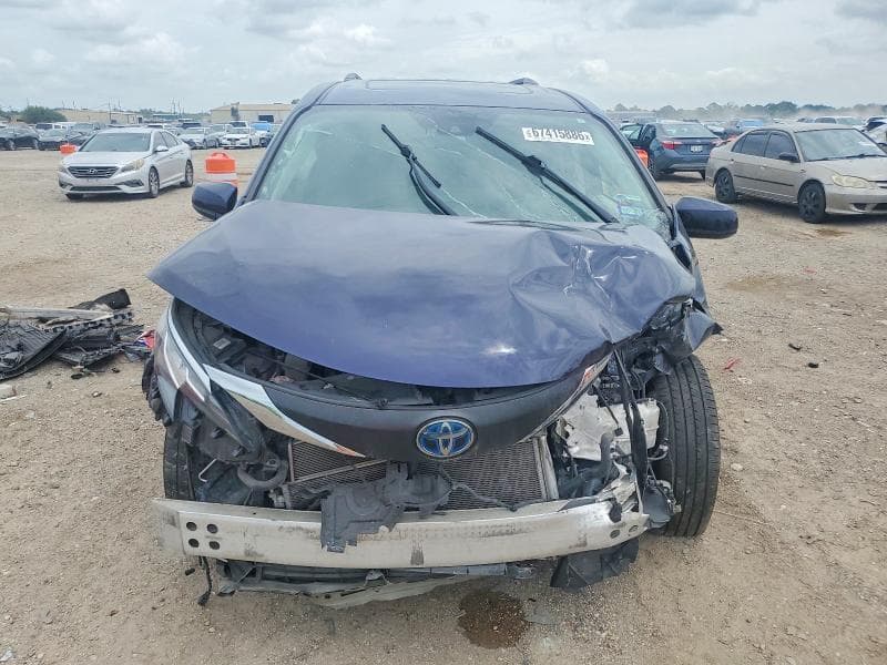 2021 TOYOTA SIENNA XLE 2