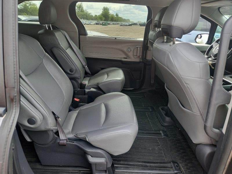 2021 TOYOTA SIENNA XLE 11