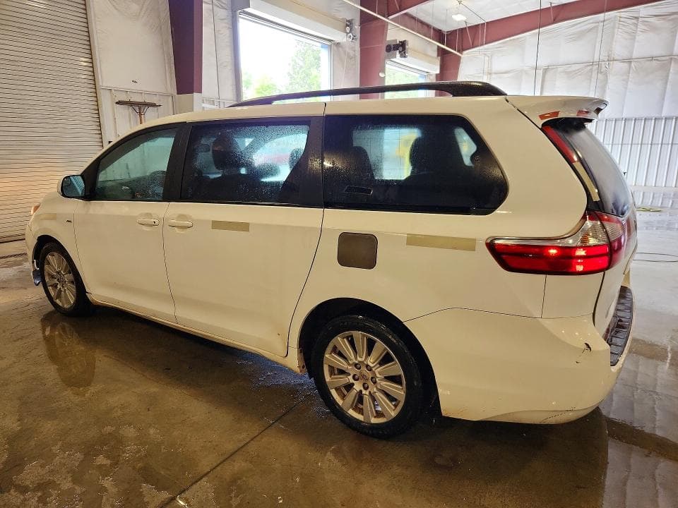 2017 TOYOTA SIENNA LE 2