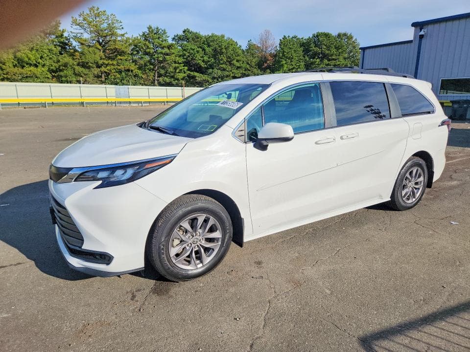 2024 TOYOTA SIENNA LE