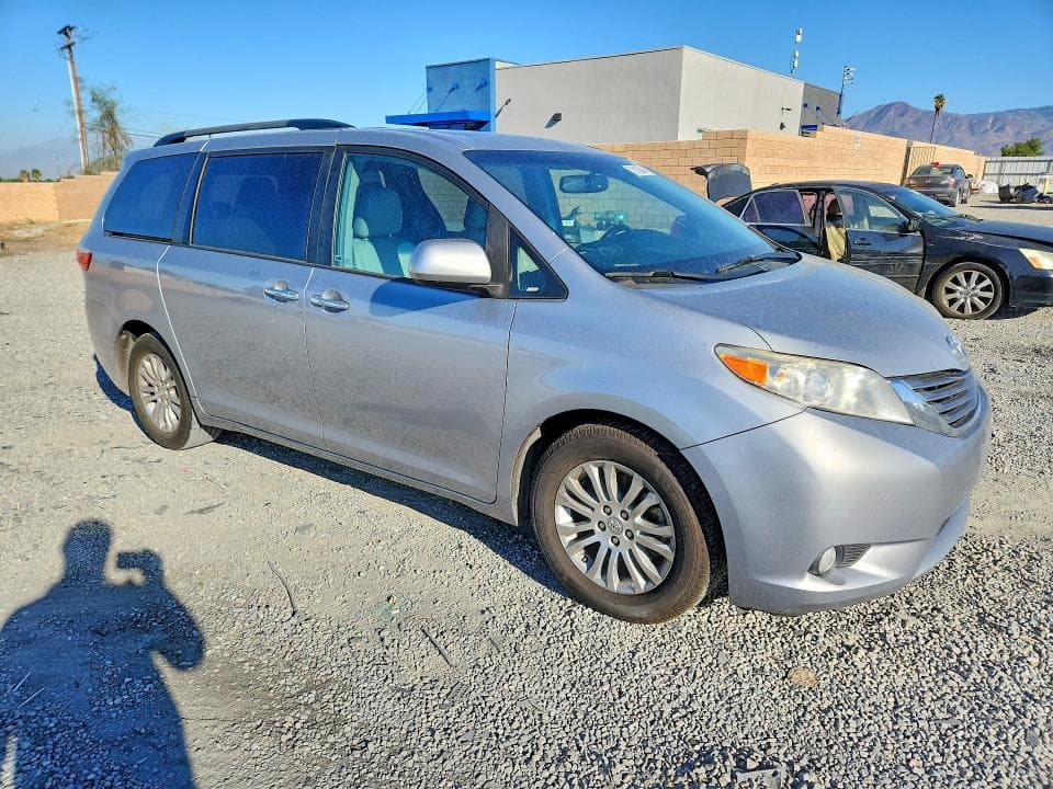 2017 TOYOTA SIENNA XLE 8-PASSENGER 4