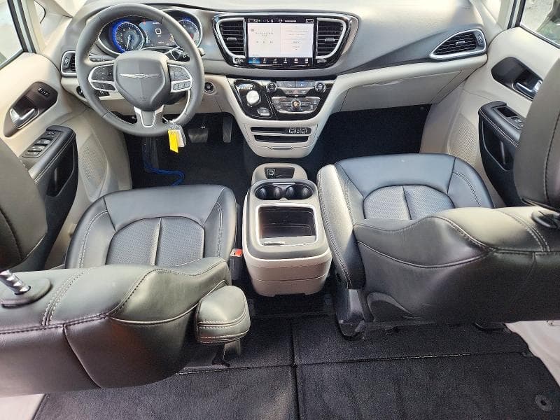 2024 CHRYSLER PACIFICA TOURING L 8
