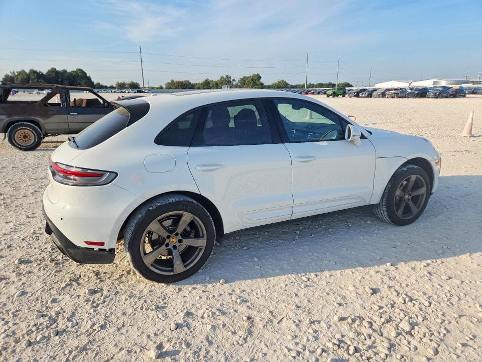 2025 PORSCHE MACAN BASE 3
