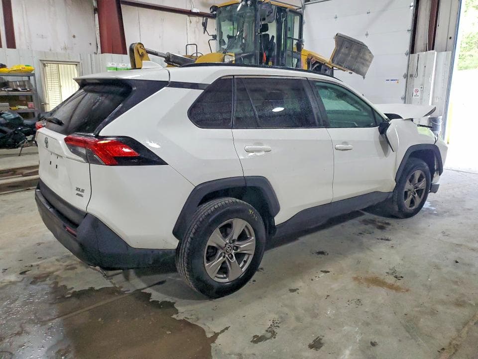2022 TOYOTA RAV4 XLE 3