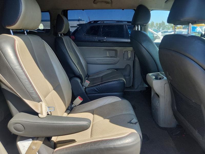 2017 KIA SEDONA LX 11
