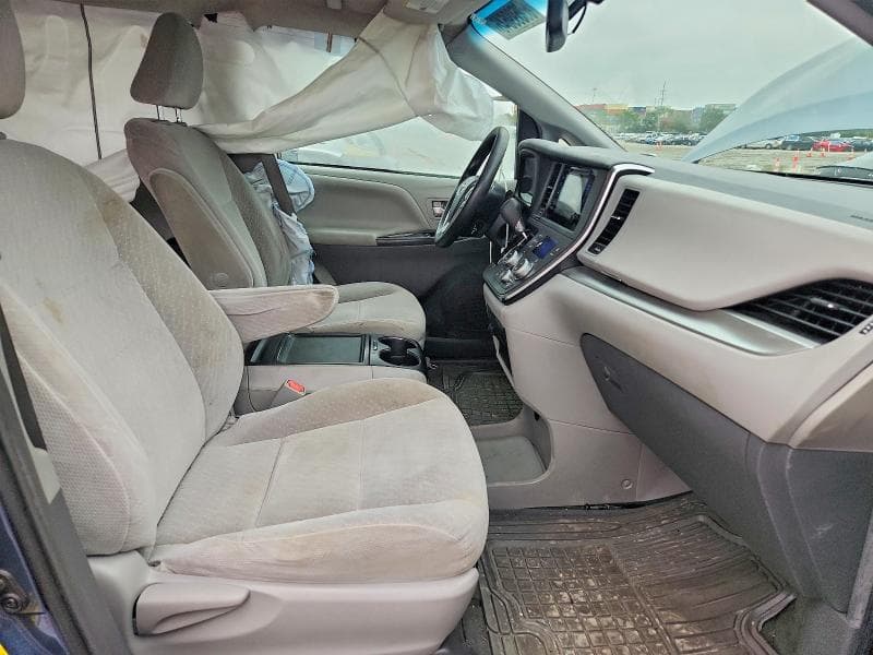 2017 TOYOTA SIENNA LE 7