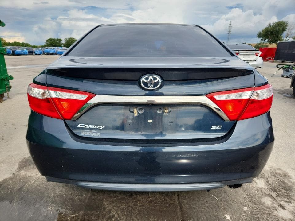 2017 TOYOTA CAMRY SE 6