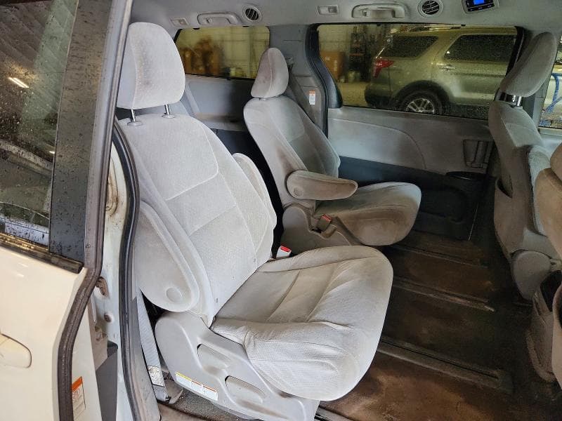 2017 TOYOTA SIENNA LE 11