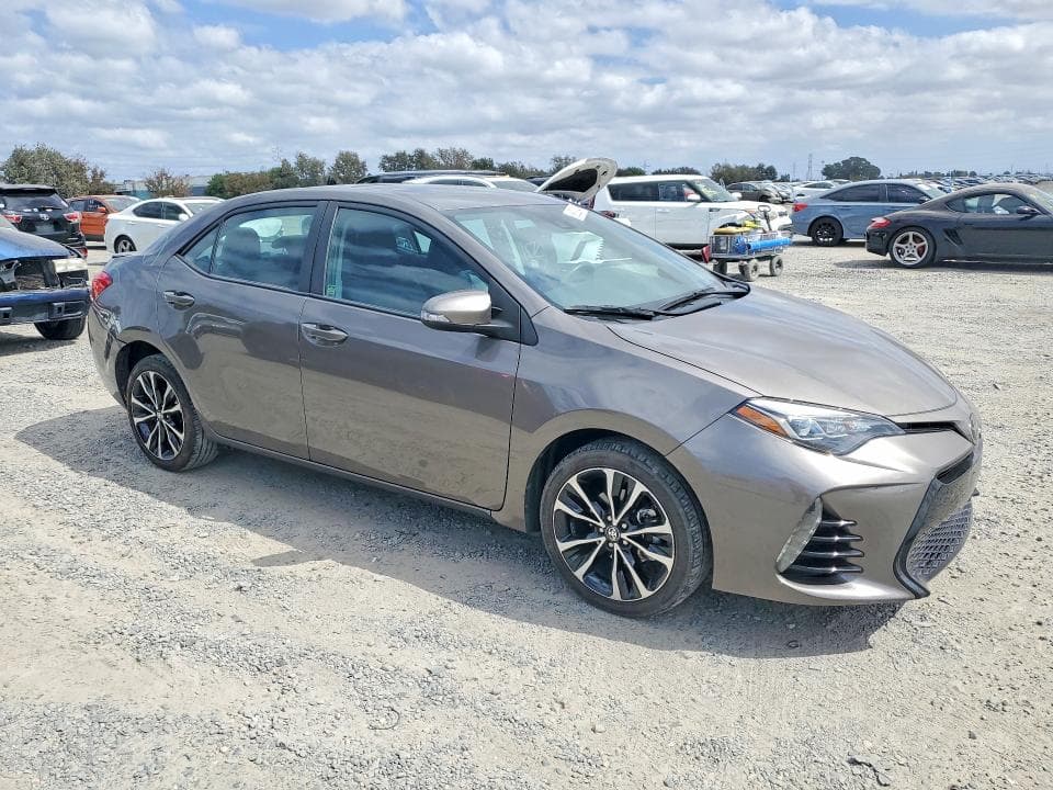 2017 TOYOTA COROLLA SE 4