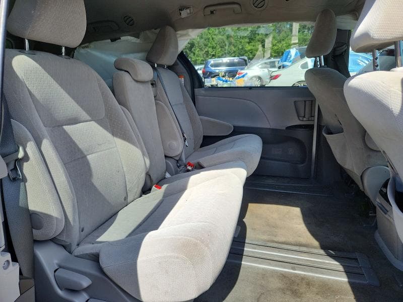 2017 TOYOTA SIENNA LE 11