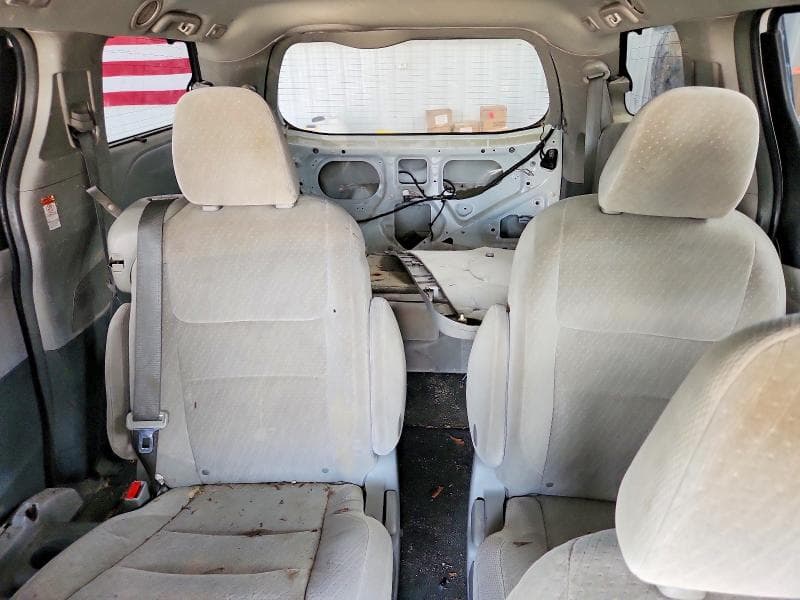 2017 TOYOTA SIENNA LE 10