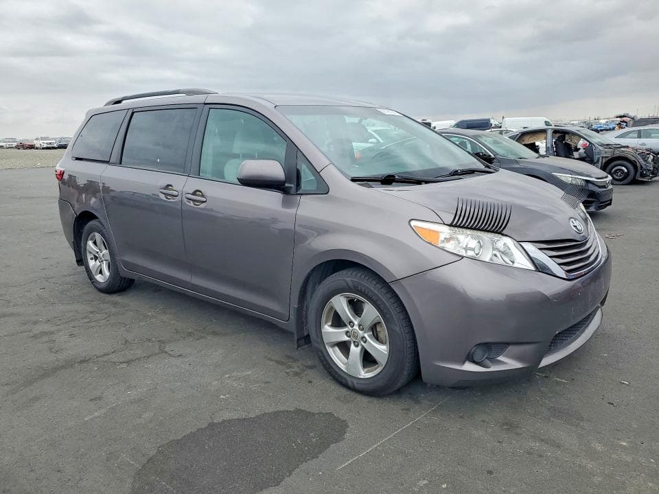 2017 TOYOTA SIENNA LE 4