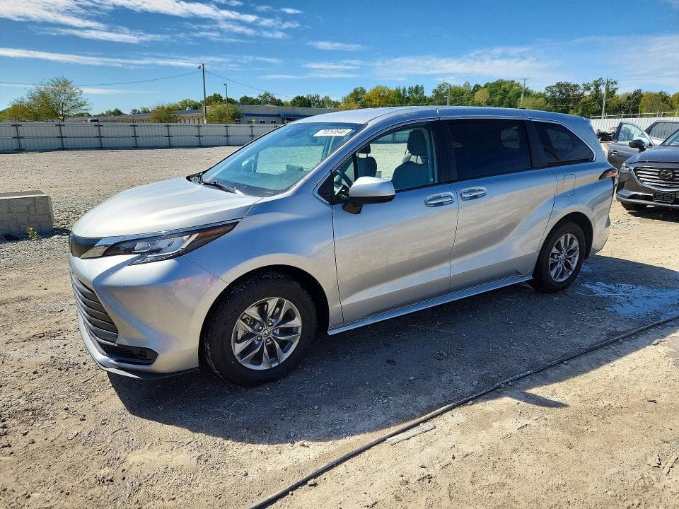 2022 TOYOTA SIENNA LE