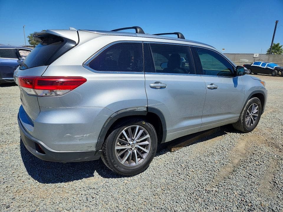 2017 TOYOTA HIGHLANDER XLE 3