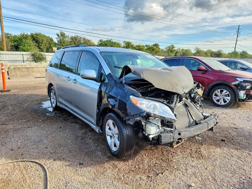 2020 TOYOTA SIENNA LE 4
