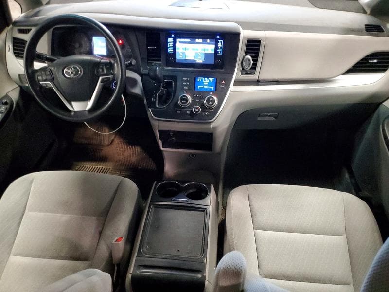 2017 TOYOTA SIENNA LE 8