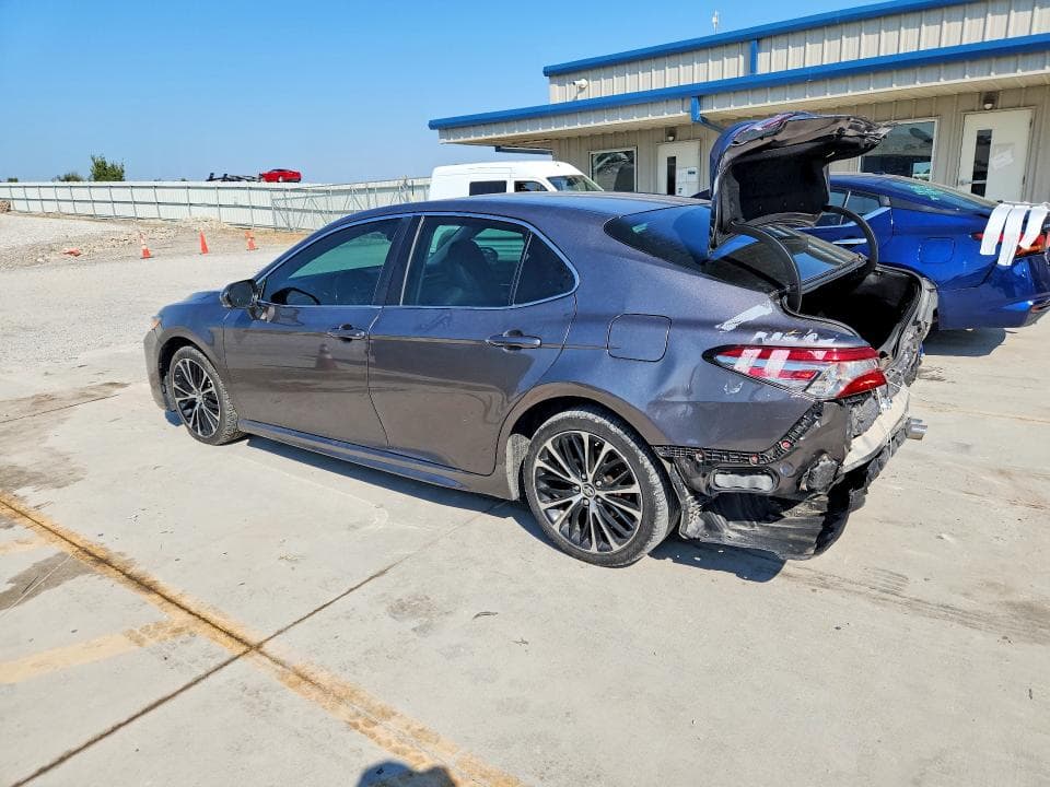 2018 TOYOTA CAMRY SE 2