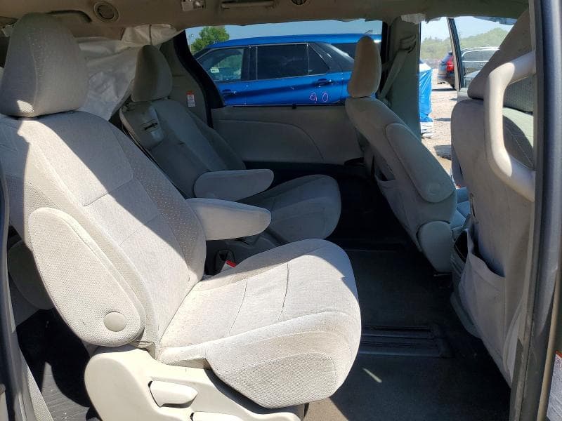 2017 TOYOTA SIENNA LE 11